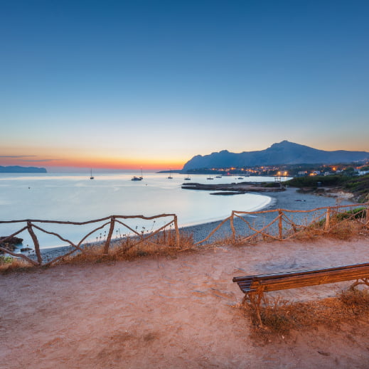 Banc i un mirador en Alcúdia amb la posta de sol de fons