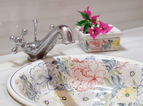 Image of the washbasin in the room of the hotel Can Tem