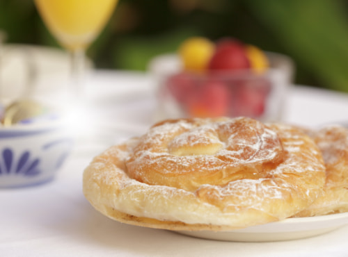 Hotel Can Tem Alcudia Plat d'ensaïmada donin el menjador de l'hotel Can Tem