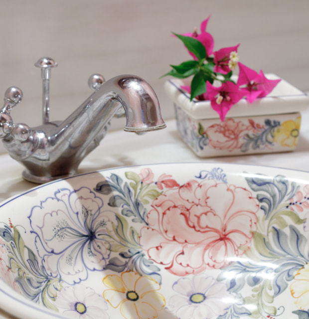 Image of the washbasin in one of the rooms of the Can Tem hotel